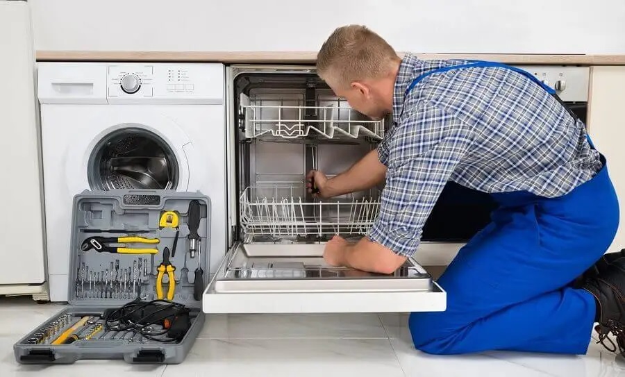 Güdül Sharp servisi teknisyen ekibi beyaz eşya tamiri yaparken